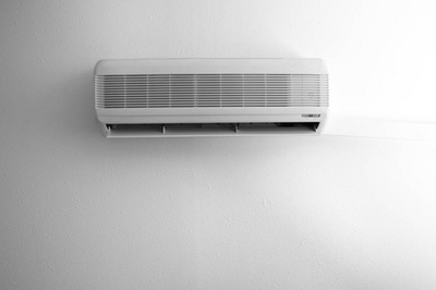 室内年轻男技师清洁空调机 专业、细致与健康的守护